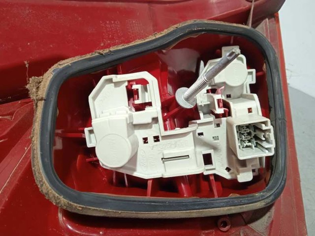 FORD 8A6113404A Piloto trasero derecho  en stock Terrassa
