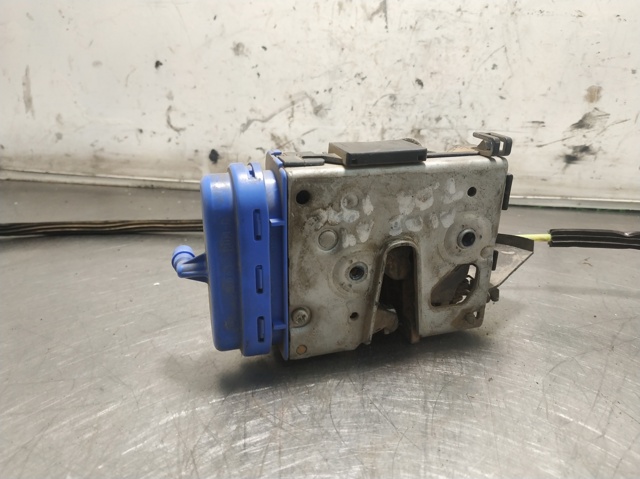 8D0839016A VAG Cerradura de la puerta trasera derecha  comprar en Oviedo
