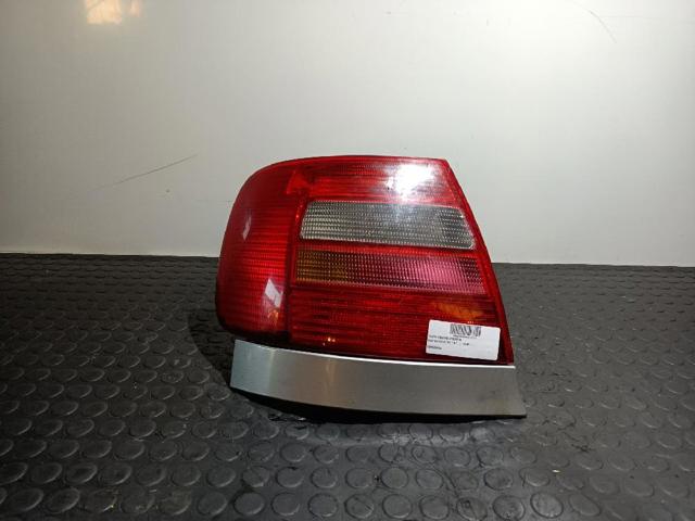 Piloto trasero izquierdo 8D0945095D VAG