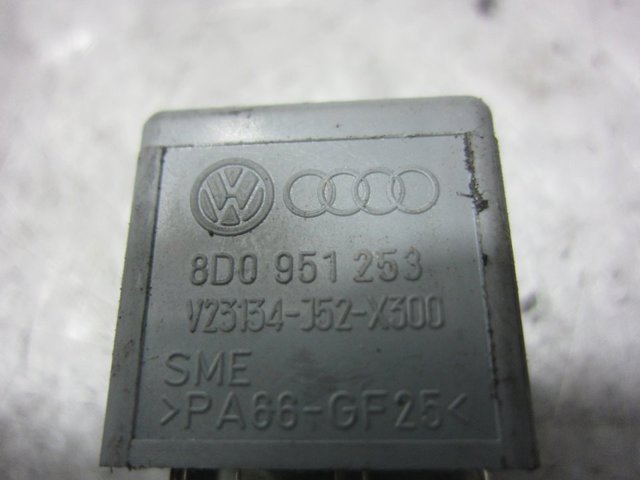 8D0951253 Relé del ventilador  disponible Málaga