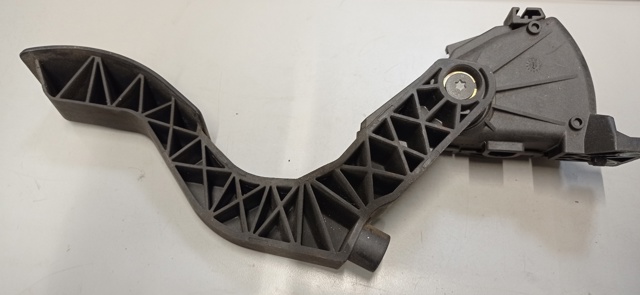 8D1721523F Pedal del acelerador  en stock Granada