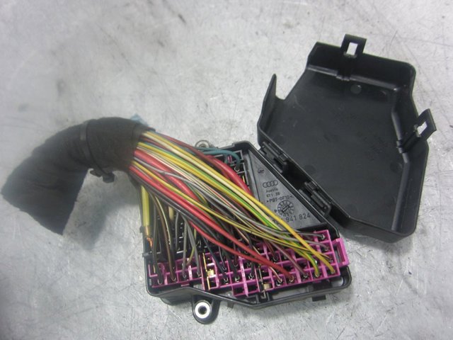 Caja reles Audi A8  sedán comprar en España