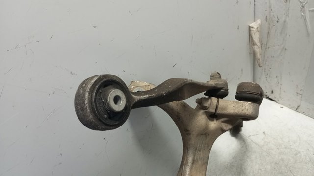 8E0407506P Brazo superior derecho de la suspensión delantera  comprar en Pontevedra