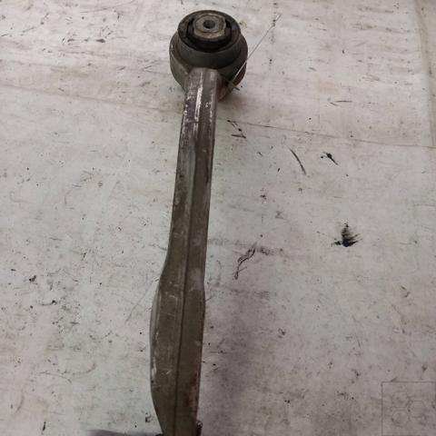 8E0407694AG Brazo inferior derecho de la suspensión delantera  disponible Utrera