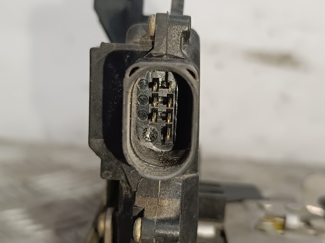 VAG 8E0839015C Cerradura de puerta trasera izquierda  en stock Terrassa