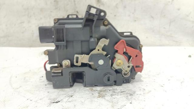 VAG 8E0839016C Cerradura de la puerta trasera derecha  en stock Terrassa