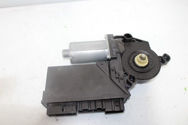 8E1959802B Motor del elevalunas de la puerta delantera derecha  disponible Utrera