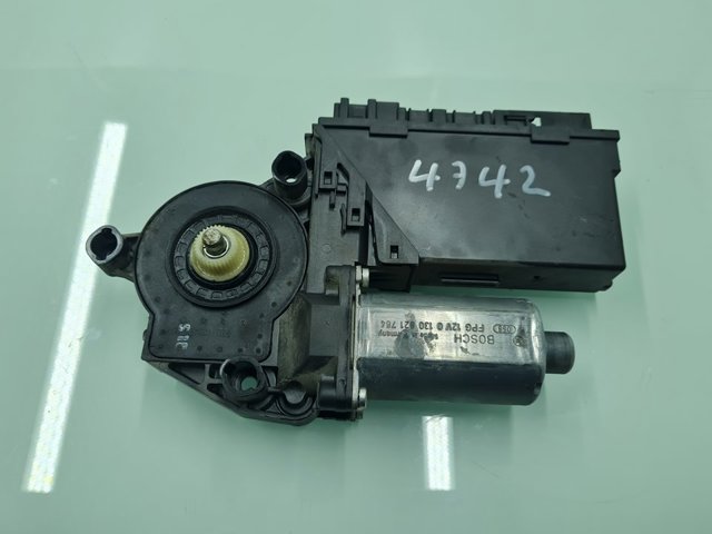 8E1959802G Motor del elevalunas de la puerta delantera derecha  en stock Granada
