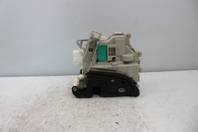8J1837016F Cerradura de puerta delantera derecha  en stock Sabadell