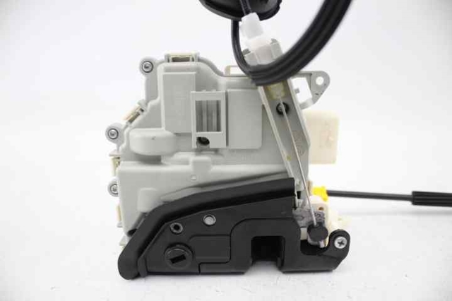 VAG 8K0839015G Cerradura de puerta trasera izquierda  en stock Terrassa