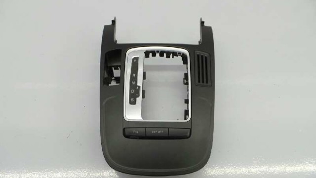 8K0864261 Embellecedor de la consola central  disponible Málaga