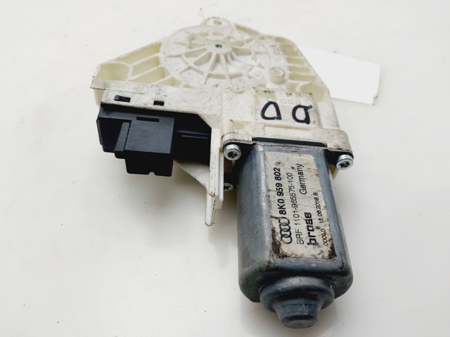 VAG 8K0959802 Motor del elevalunas de la puerta delantera derecha  en stock Terrassa