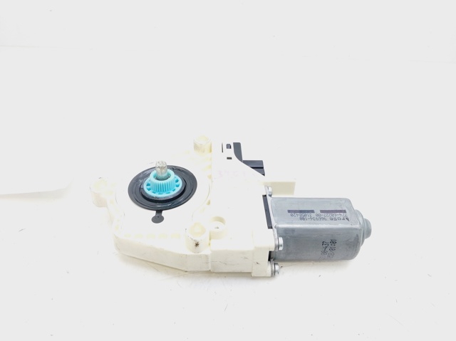 8K0959802 VAG Motor del elevalunas de la puerta delantera derecha  en stock Huelva