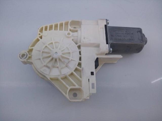 VAG 8K0959802A Motor del elevalunas de la puerta delantera derecha  en stock Salamanca