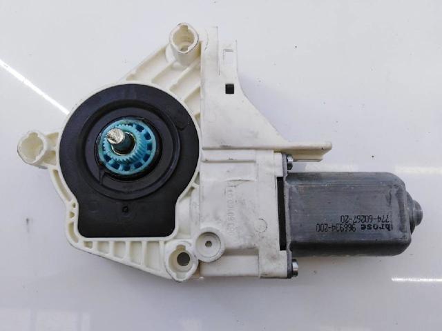 VAG 8K0959802A Motor del elevalunas de la puerta delantera derecha  en stock Terrassa