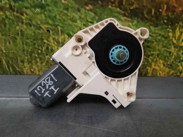 8K0959802B VAG Motor del elevalunas de la puerta delantera derecha  disponible Vigo