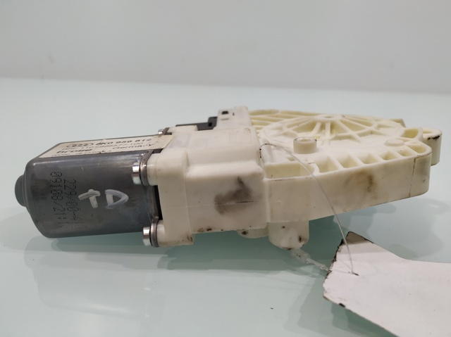 VAG 8K0959812 Motor del elevalunas de la puerta delantera derecha comprar Barcelona
