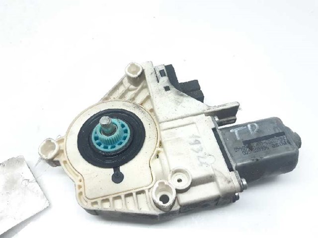 VAG 8K0959812 Motor del elevalunas de la puerta delantera derecha  en stock Terrassa