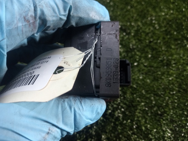 VAG 8K0959851 Interruptor de elevalunas delantera izquierda  en stock Salamanca