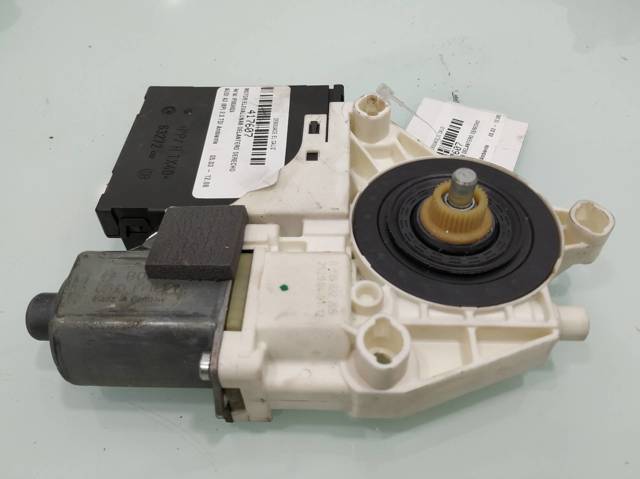 VAG 8P0959802A Motor del elevalunas de la puerta delantera derecha  comprar en Ponferrada