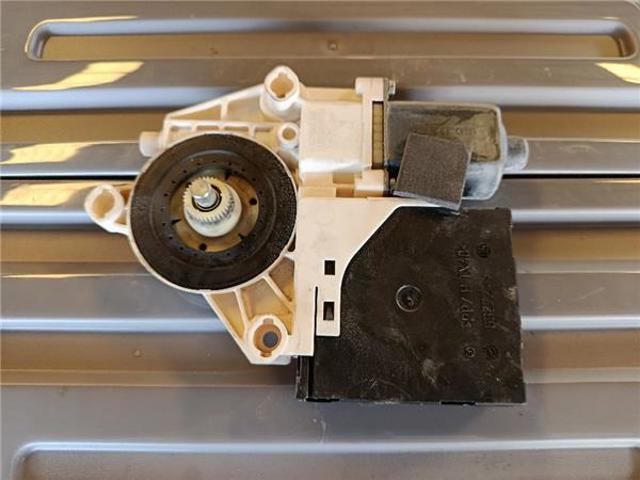 8P0959802A Motor del elevalunas de la puerta delantera derecha  comprar en Pontevedra