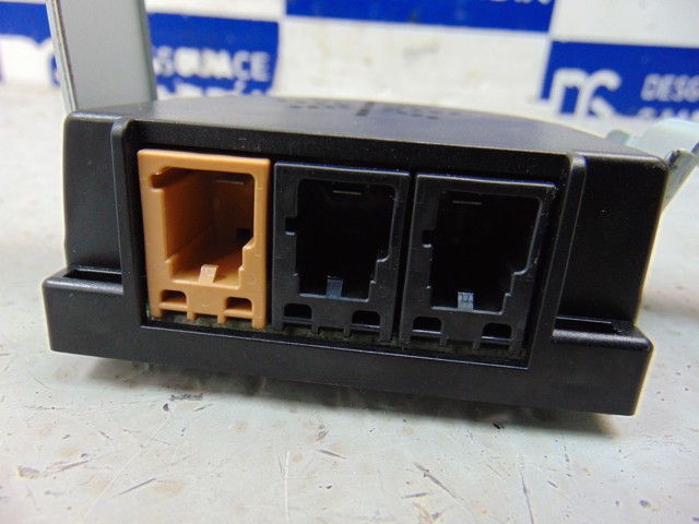VAG 8P4035225 Amplificador de señal de antena  disponible Valladolid