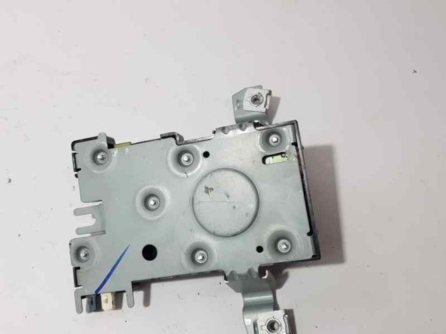 8P4035225D Amplificador de señal de antena  disponible Utrera