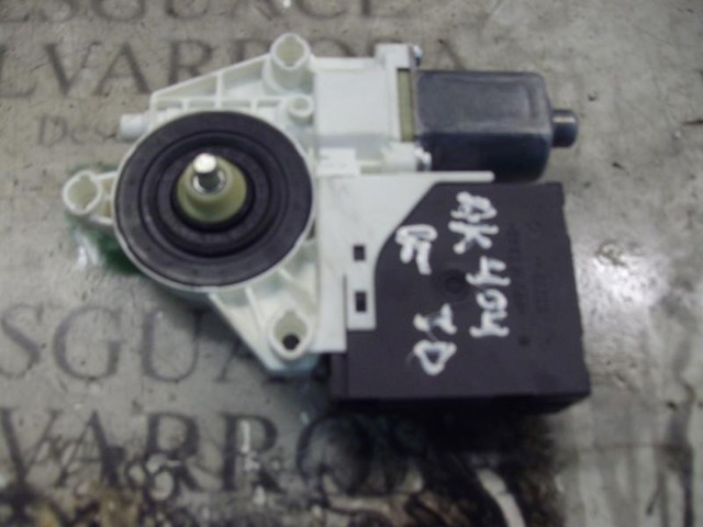 VAG 8P4959802D Motor del elevalunas de la puerta trasera derecha  en stock Salamanca
