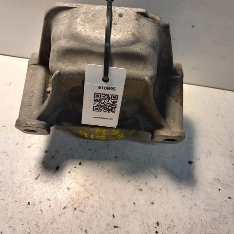 Soporte de motor derecho 8R0199381B VAG