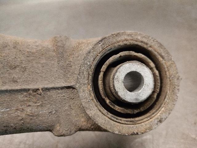 8R0505312F Brazo de suspensión trasero inferior derecho  en stock Sabadell