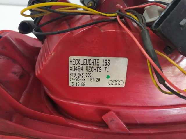 8T0945096 Piloto trasero exterior derecho  en stock Granada