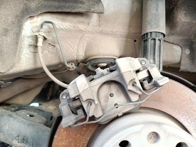 Pinza de freno trasera izquierda 8V0615423D VAG