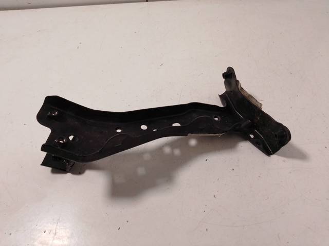 Soporte para guardabarros delantero, izquierda delantero 8V0821135A VAG/Audi