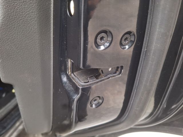 8V4AS26412EA Cerradura de la puerta trasera derecha comprar Sevilla