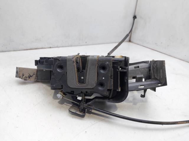 8V4AS26412EA Cerradura de la puerta trasera derecha  en stock Sabadell