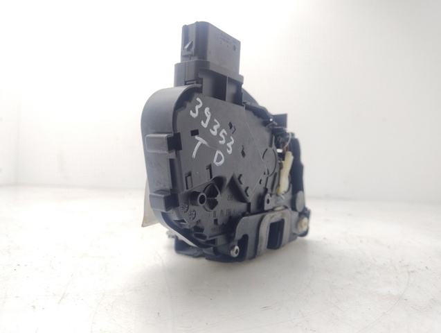 8V4AS26412EA Cerradura de la puerta trasera derecha  disponible Utrera