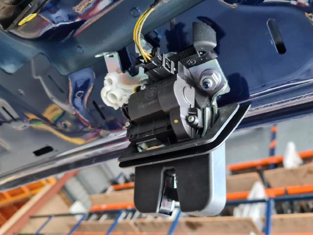 VAG 8W9827505C Cerradura de tapa de maletero  comprar en Ponferrada