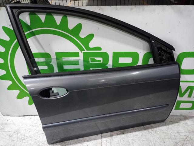 9004P0 Puerta delantera derecha  en stock Sabadell