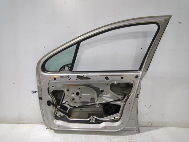 9004S7 Puerta delantera derecha  en stock Sabadell
