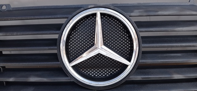 MERCEDES 9018880123 Parrilla del radiador  disponible Lugo