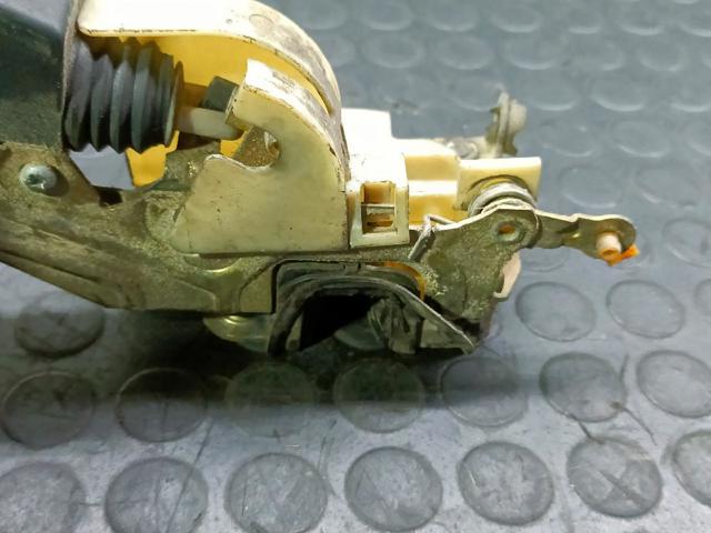 Motor de apertura/cierre de cerradura de puerta delantera derecha 90449073 OPEL