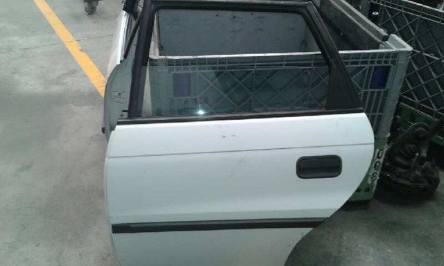 Puerta trasera izquierda 90560189 Opel