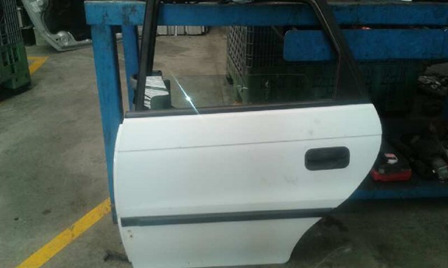 Puerta trasera izquierda 90560189 Opel