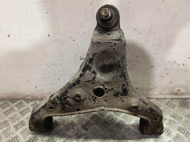 9063304007 MERCEDES Brazo inferior izquierdo de la suspensión delantera  en stock Gandía