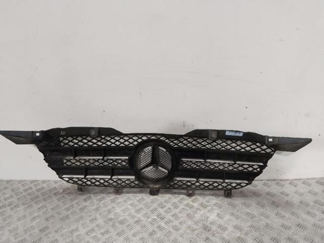 MERCEDES 9068800385 Parrilla  en stock Terrassa