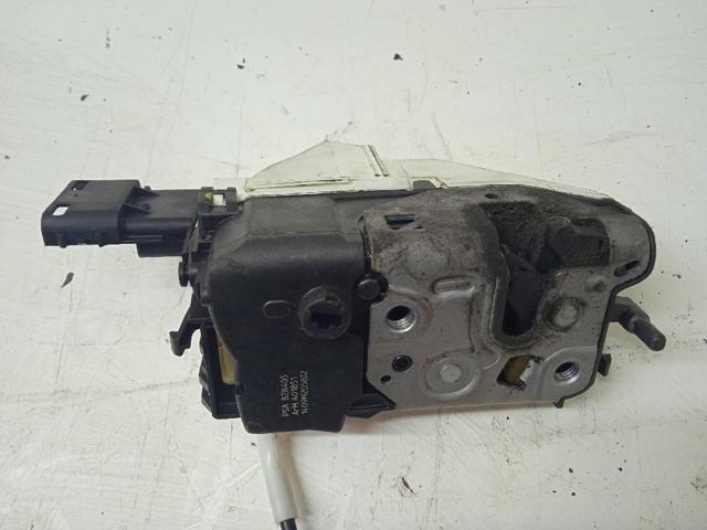 9135EA PEUGEOT Cerradura de puerta delantera derecha  en stock Córdoba