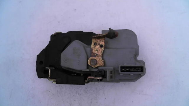 PEUGEOT 913856 Cerradura de la puerta trasera derecha  disponible Valladolid