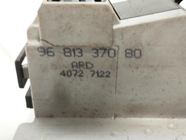 9138T6 PEUGEOT Cerradura de la puerta trasera derecha  en stock Huelva