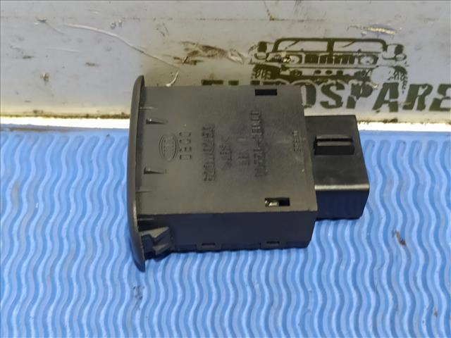 935503E000 Botón interior de apertura de maletero  disponible Málaga