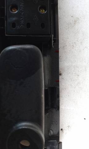 935701C110 HYUNDAI Unidad de control de elevalunas delantera izquierda  disponible Ourense